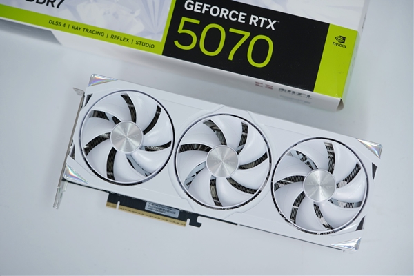 4K游戏新门槛 耕升RTX 5070踏雪OC显卡图赏