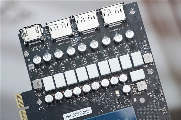 4K游戏新门槛 耕升RTX 5070踏雪OC显卡图赏