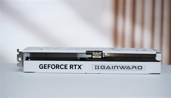 4K游戏新门槛 耕升RTX 5070踏雪OC显卡图赏