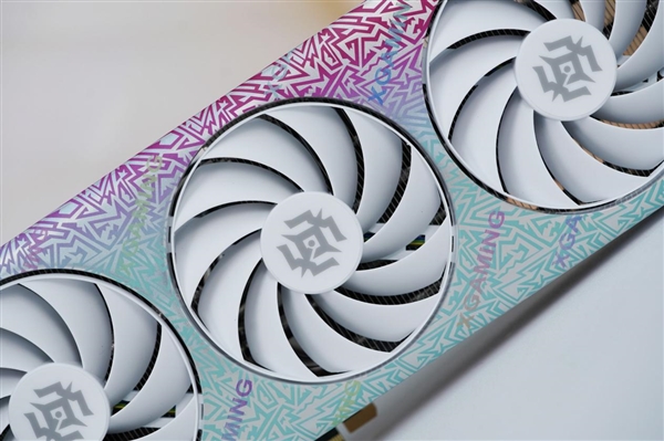活力涂鸦！索泰RTX 5070 XGAMING OC显卡图赏