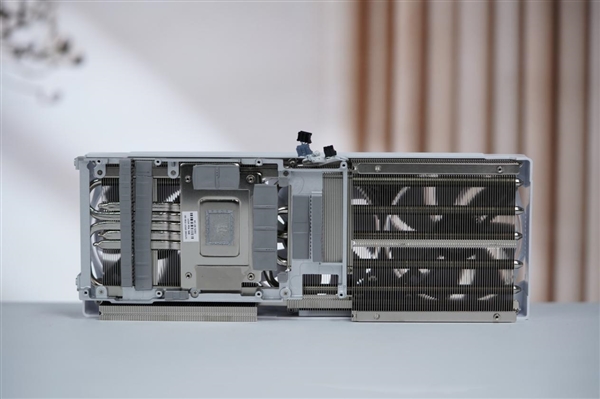 4K游戏新门槛 耕升RTX 5070踏雪OC显卡图赏