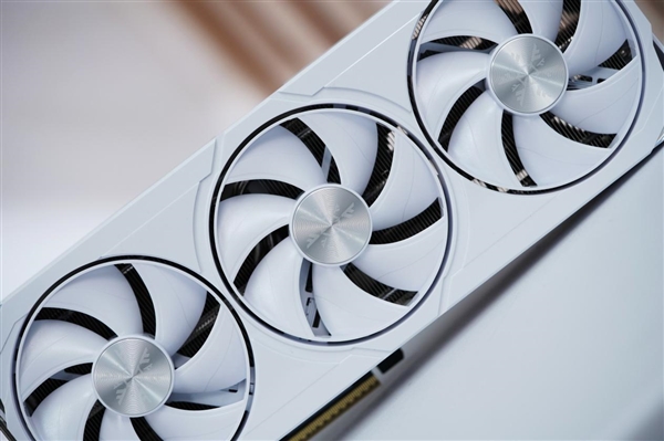 4K游戏新门槛 耕升RTX 5070踏雪OC显卡图赏