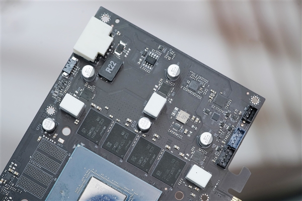 4K游戏新门槛 耕升RTX 5070踏雪OC显卡图赏