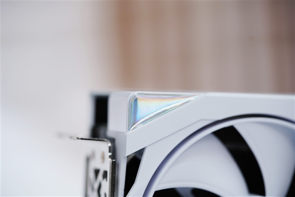 4K游戏新门槛 耕升RTX 5070踏雪OC显卡图赏