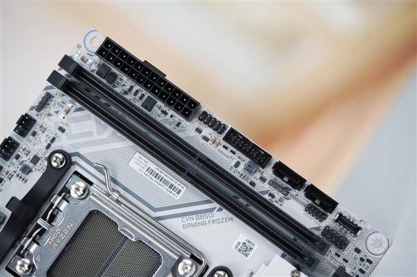 小巧迷你！七彩虹CVN B850I GAMING FROZEN V14主板图赏