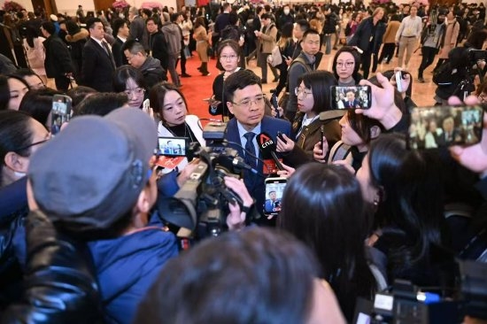 海尔老总朋友圈回应与雷军同框：连发9张照片 似要拼九宫格