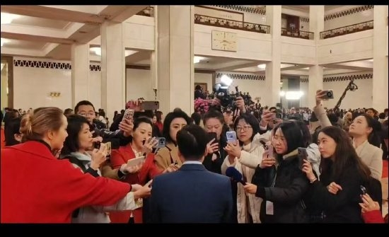 海尔老总朋友圈回应与雷军同框：连发9张照片 似要拼九宫格