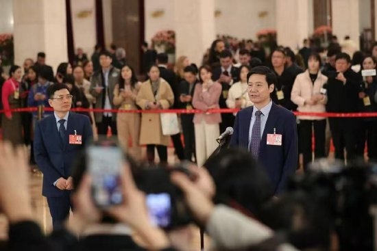 海尔老总朋友圈回应与雷军同框：连发9张照片 似要拼九宫格