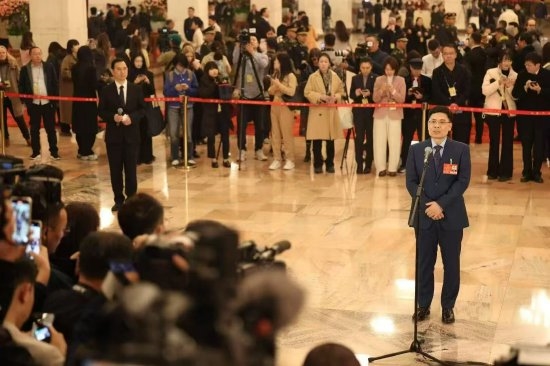 海尔老总朋友圈回应与雷军同框：连发9张照片 似要拼九宫格