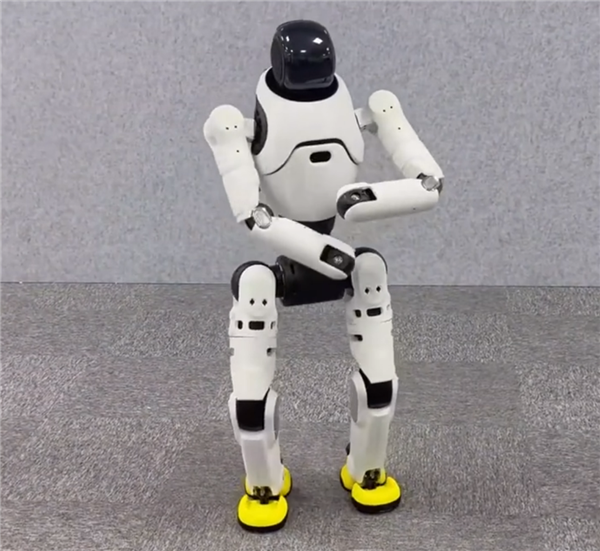 出手即王炸！智元灵犀X2机器人：骑自行车 做闺蜜  缝葡萄样样拿手