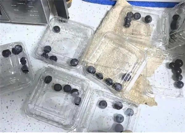 网友直播间买蓝莓到手每盒仅几颗  店家和发货方都自称委屈