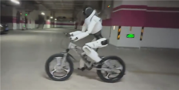 出手即王炸！智元灵犀X2机器人：骑自行车 做闺蜜  缝葡萄样样拿手