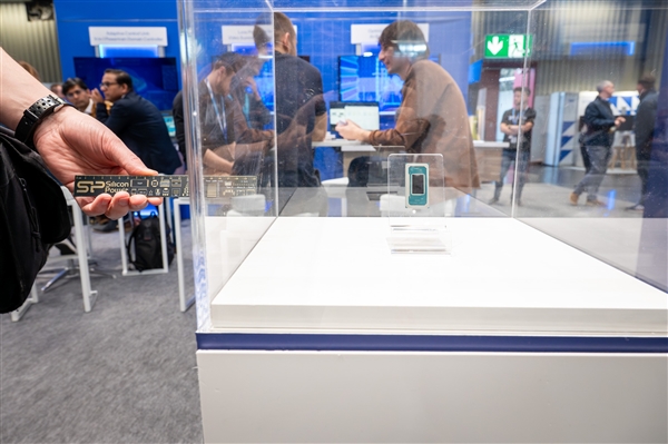 首发18A工艺！Intel Panther Lake酷睿Ultra 300近距离首秀：明年再见?