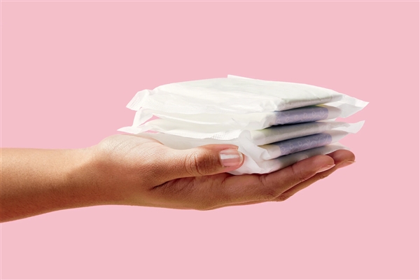 胖东来挂着权威检测报告卖卫生巾 网友点赞