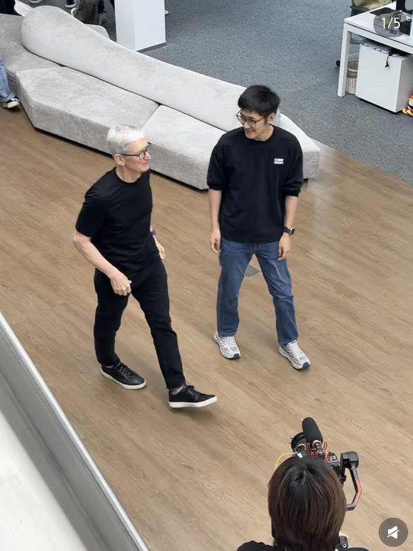 苹果CEO库克闪现影视飓风与创始人潘天鸿见面：两位Tim同框了！