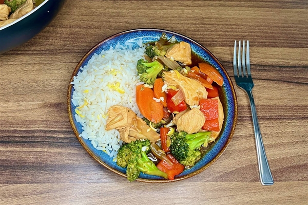 山姆试吃员晒工资条被开除 多方回应：员工所述与事实不符