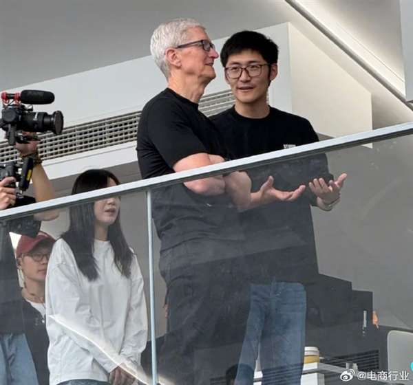 排面！库克现身杭州 约见UP主影视飓风、何同学