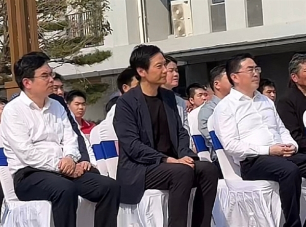 雷军现身高中母校仙桃中学：带了8个字和5000万元！