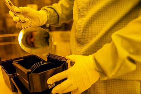 官方：俄罗斯有了第一台自己的350nm光刻机！明年搞定130nm