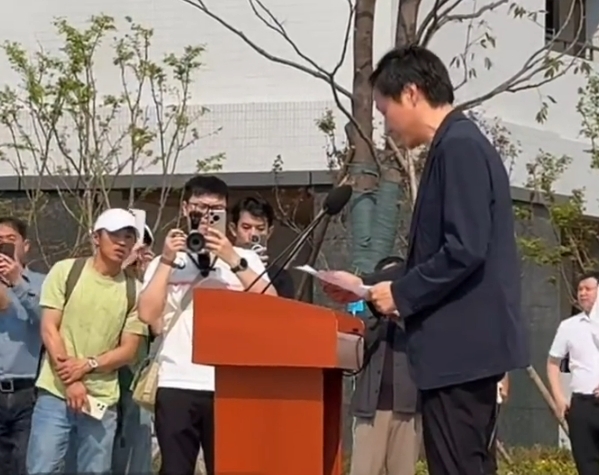 雷军现身高中母校仙桃中学：带了8个字和5000万元！