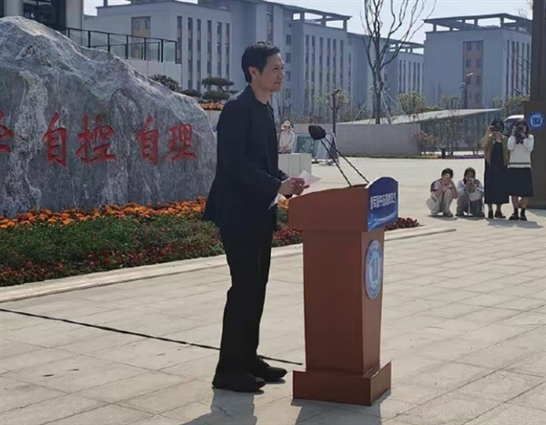 雷军现身高中母校仙桃中学：带了8个字和5000万元！