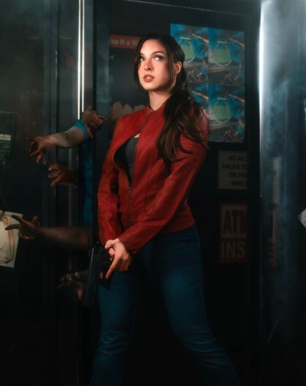 美女Cos《漫威争锋》隐形女 变透明人也很热辣