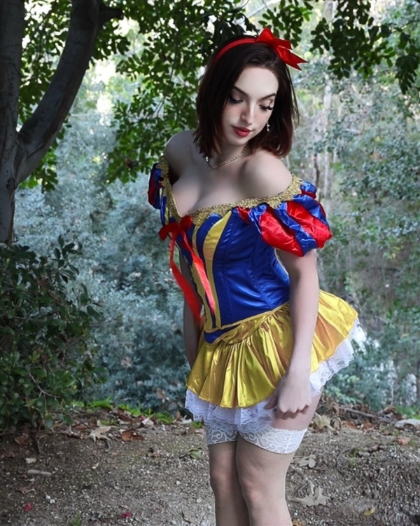 美女Cos《漫威争锋》隐形女 变透明人也很热辣