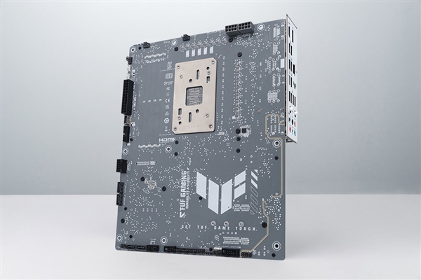 华硕第一次把背插主板给了AMD！自带600W显卡供电插槽