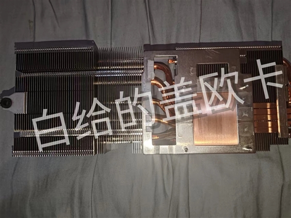 AMD公版RX 9070 XT首次无死角曝光、拆解：看着好眼熟