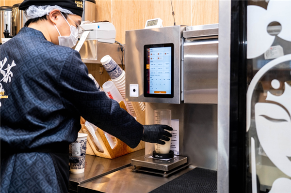 8秒就能出一杯奶茶！霸王茶姬比蜜雪冰城还会赚钱