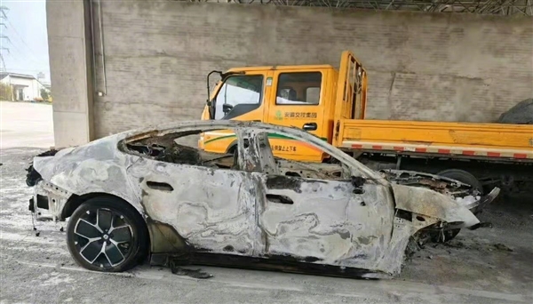 SU7高速上碰撞爆燃 有网友称人被烧没：小米回应工作小组已赴现场协助调查