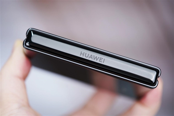 全球首款阔折叠手机！华为Pura X图赏