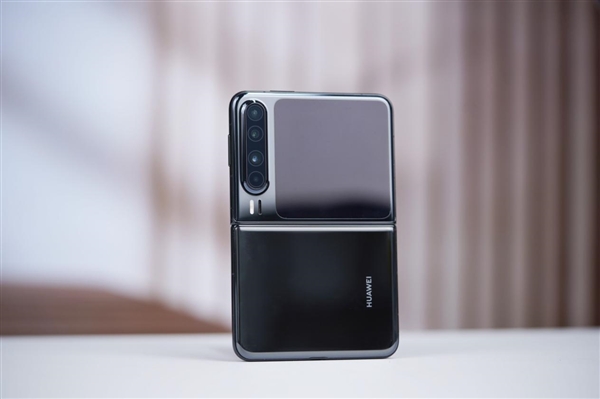 全球首款阔折叠手机！华为Pura X图赏