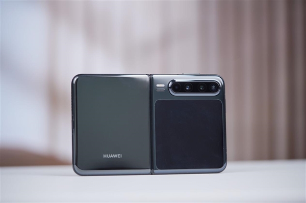 全球首款阔折叠手机！华为Pura X图赏