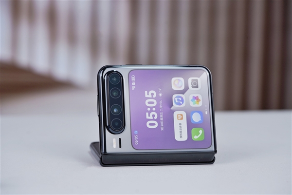 全球首款阔折叠手机！华为Pura X图赏