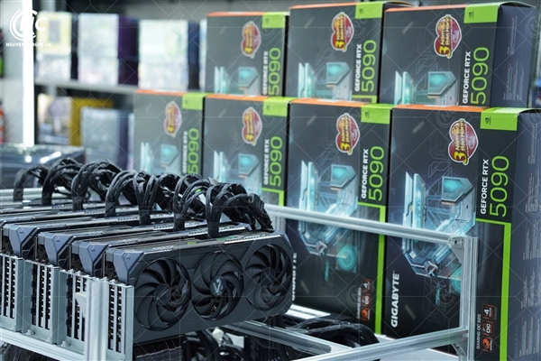 越南用七块RTX 5090打造AI服务器：总功耗超4000W