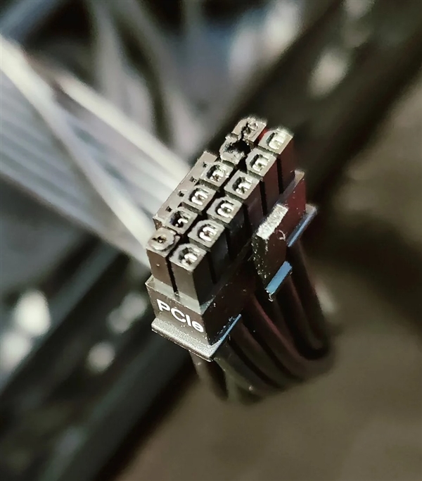 12针供电接口惹祸！RTX 5090与电源两头烧熔：两万多的显卡直接报废