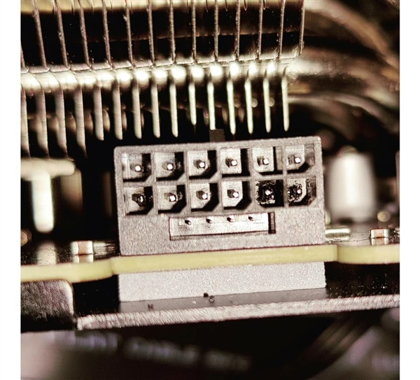 12针供电接口惹祸！RTX 5090与电源两头烧熔：两万多的显卡直接报废