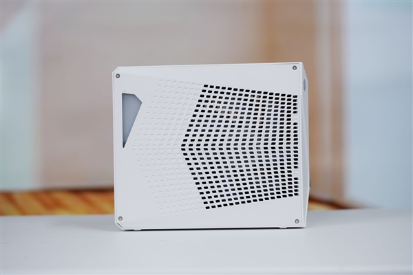 RTX 5090降临！机械革命耀世16 Ultra图赏