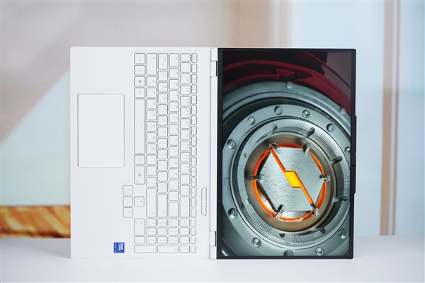 RTX 5090降临！机械革命耀世16 Ultra图赏