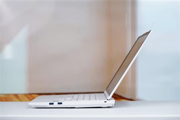 RTX 5090降临！机械革命耀世16 Ultra图赏