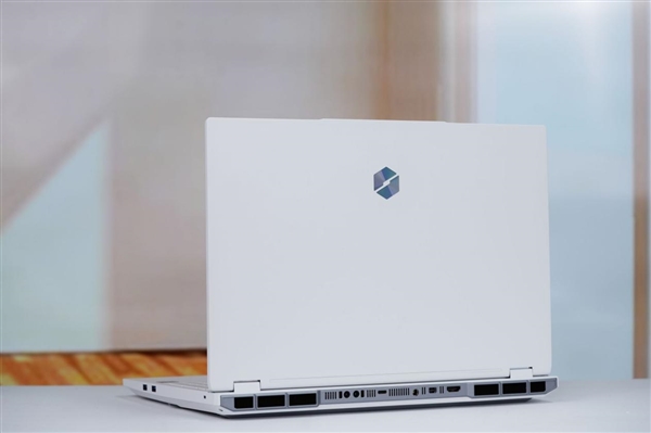 RTX 5090降临！机械革命耀世16 Ultra图赏