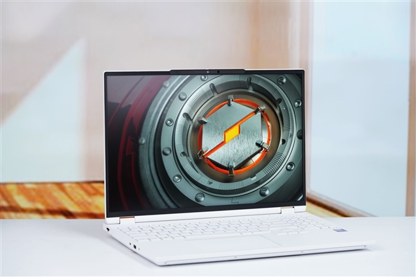 RTX 5090降临！机械革命耀世16 Ultra图赏