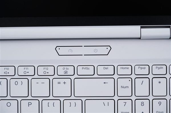 RTX 5090降临！机械革命耀世16 Ultra图赏