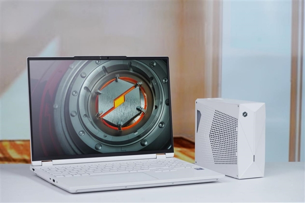 RTX 5090降临！机械革命耀世16 Ultra图赏