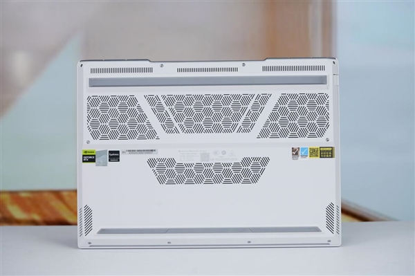 RTX 5090降临！机械革命耀世16 Ultra图赏