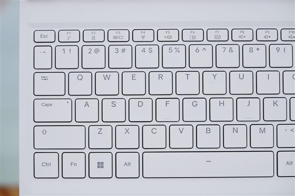 RTX 5090降临！机械革命耀世16 Ultra图赏