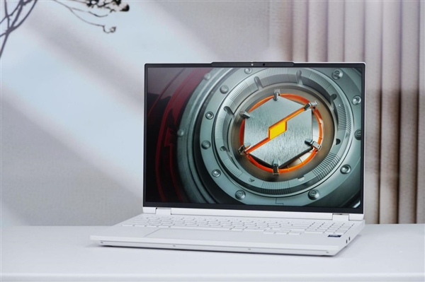 RTX 5090降临！机械革命耀世16 Ultra图赏