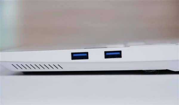 RTX 5090降临！机械革命耀世16 Ultra图赏