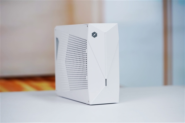 RTX 5090降临！机械革命耀世16 Ultra图赏